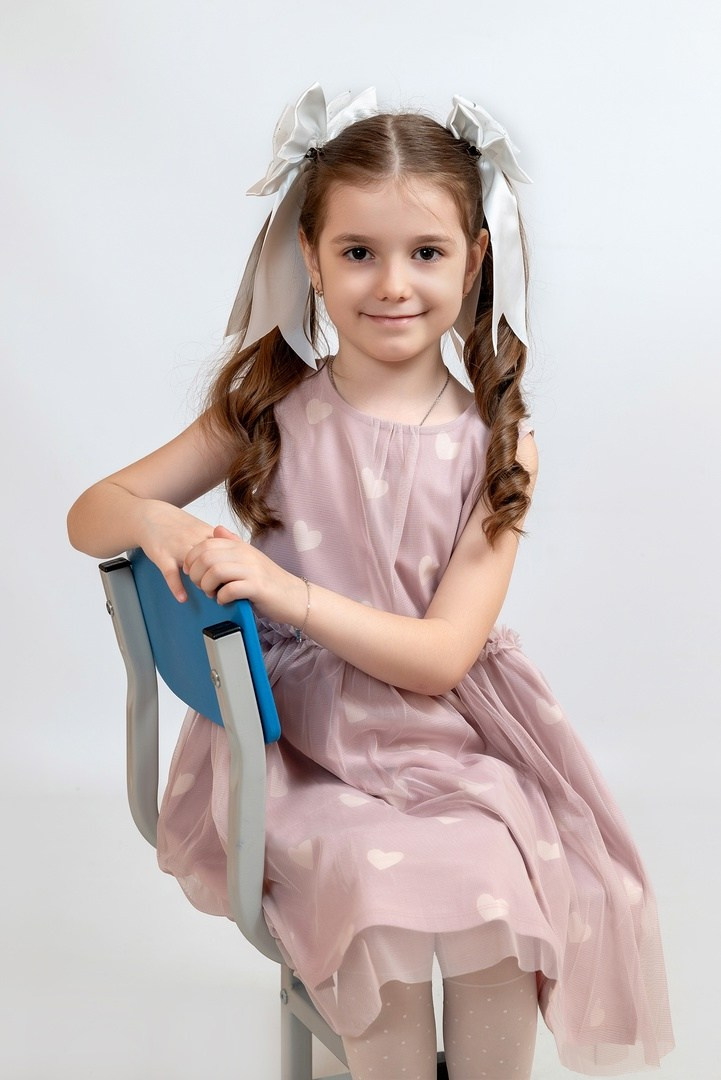 Портрет девочки в бежевом платье в группе Детского сада в Челябинске.