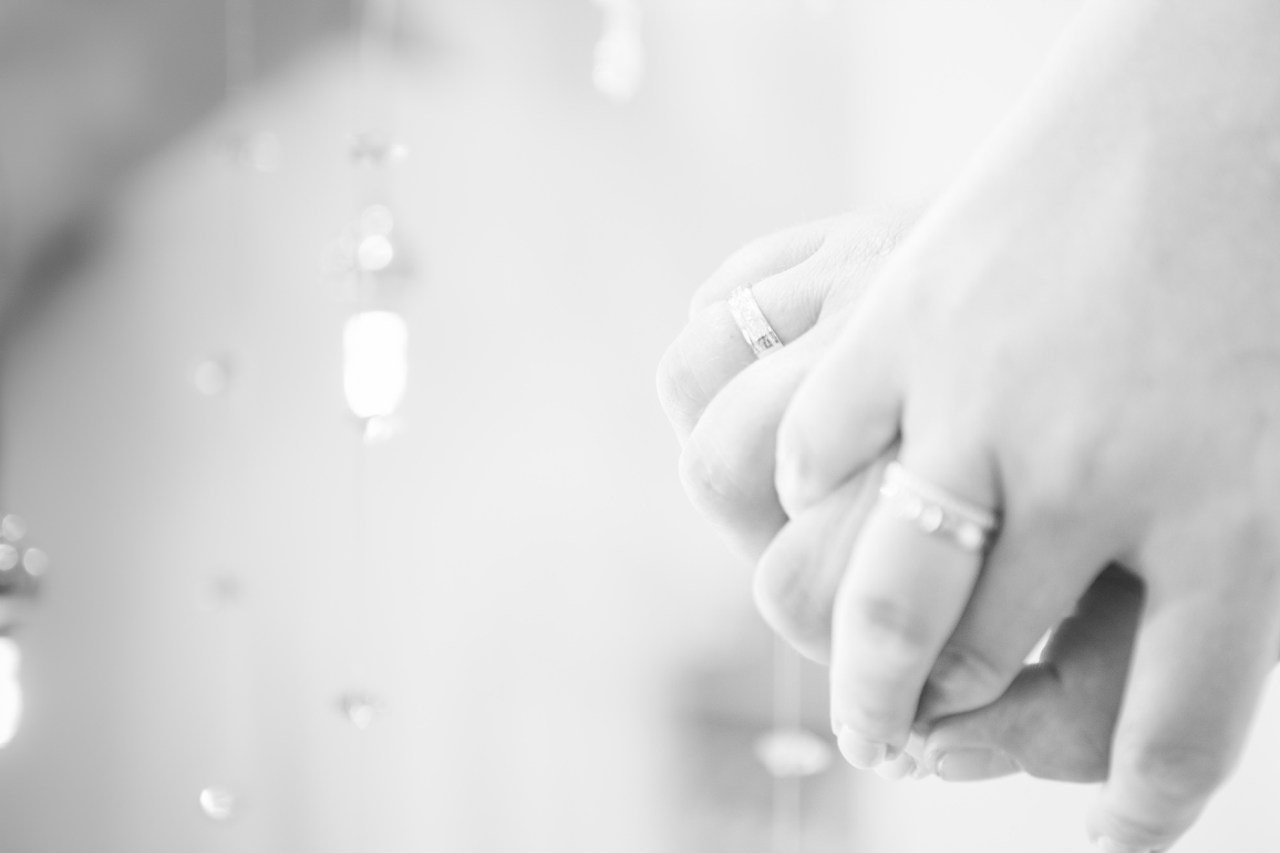 Крупный план рек жениха и невесты при свадебной фотосъемки