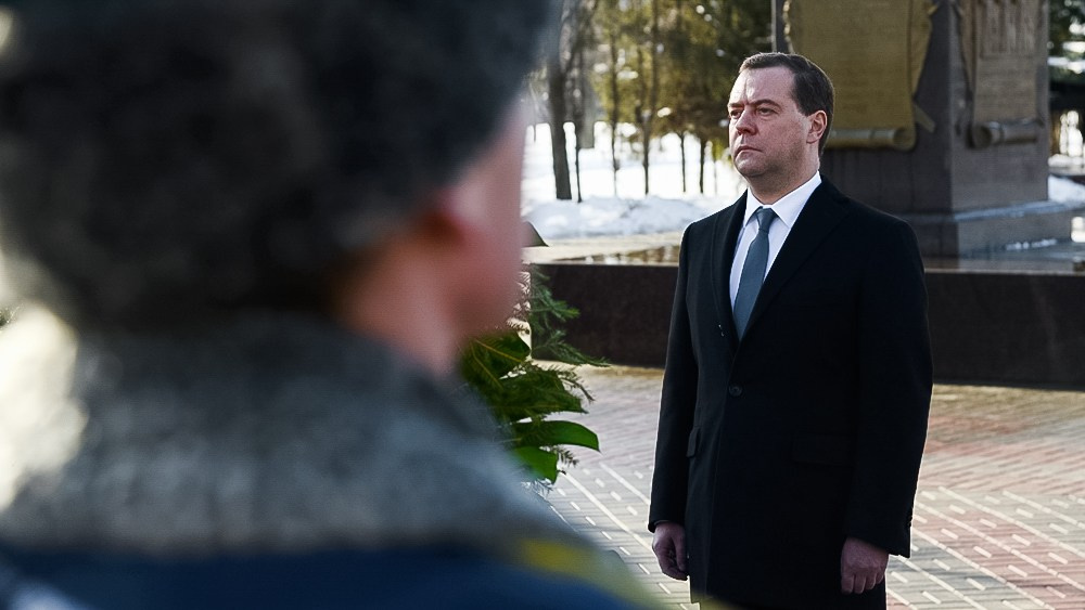 Премьер министр России Дмитрий Медведев на возложении венков погибшим воинам Великой Отечественной войны, Воронеж.