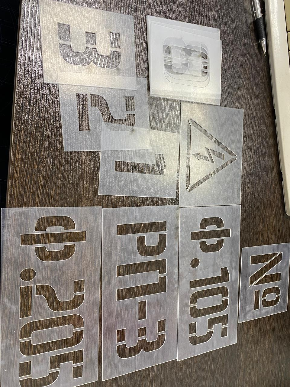 Фотографии офисных табличек, информационных стендов, вывесок