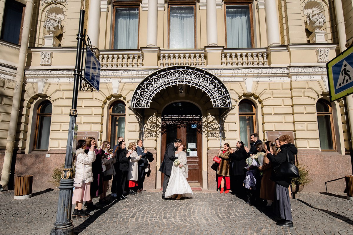 Жених и невеста выходят из ЗАГСа на фурштатской СПб