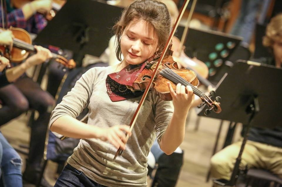 На сцене. Скрипачка Анна Савкина