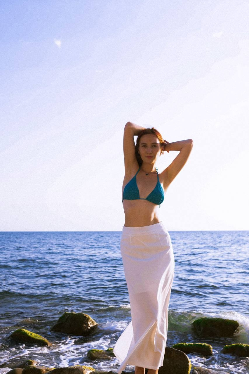 Девушка в купальнике на фоне море