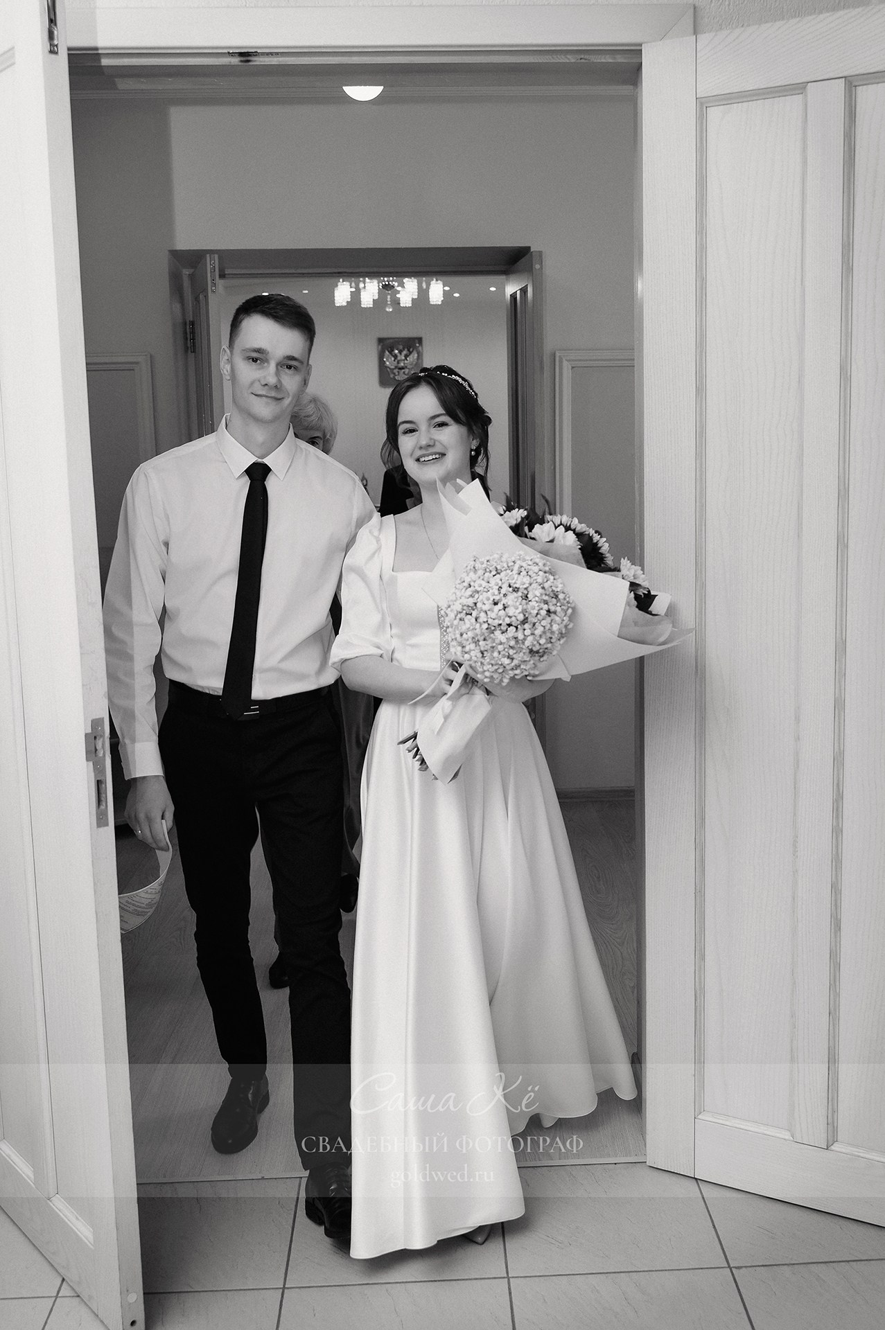 Свадебная прогулка А&А около концертного зала имени АМ Каца. Свадебный, семейный и event фотограф в Новосибирске и Новосибирской области Саша Кё