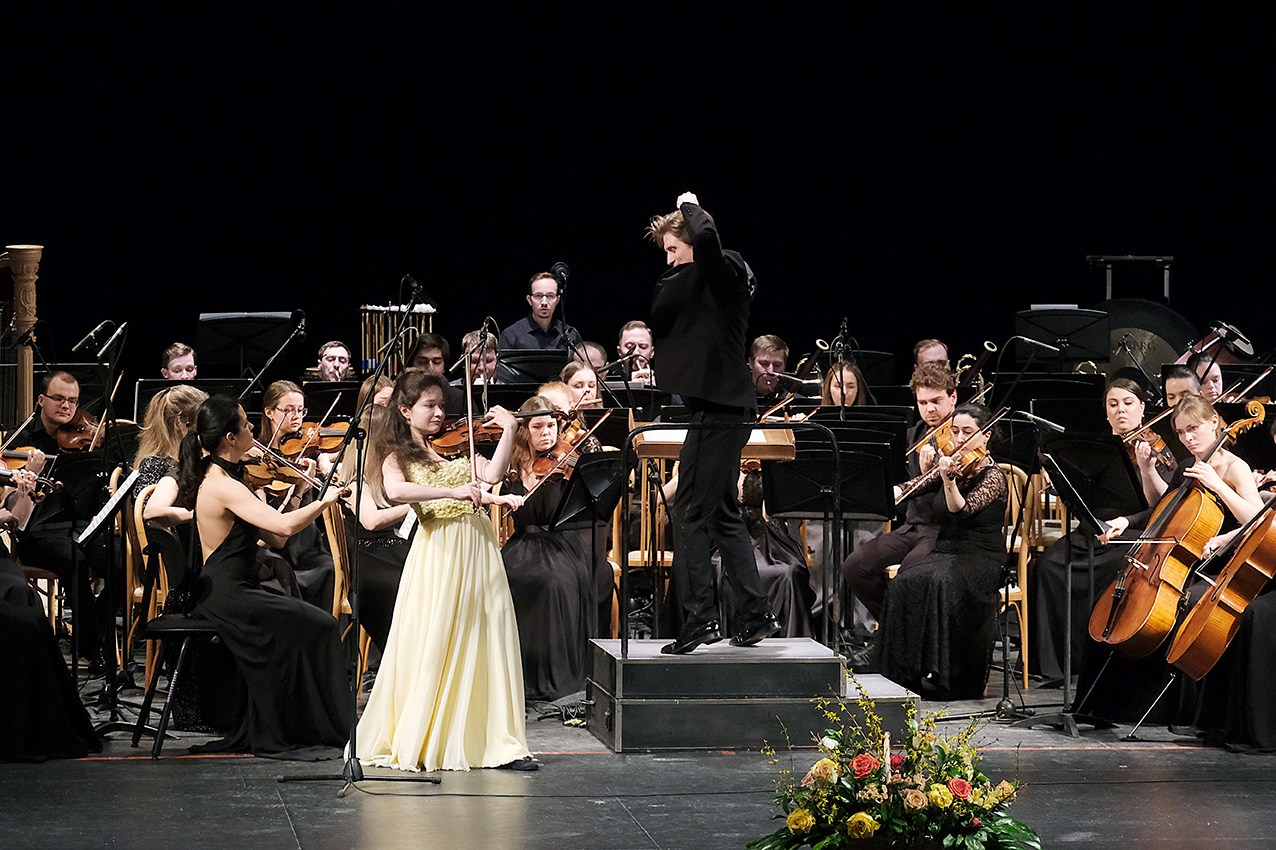 На сцене. Скрипачка Анна Савкина