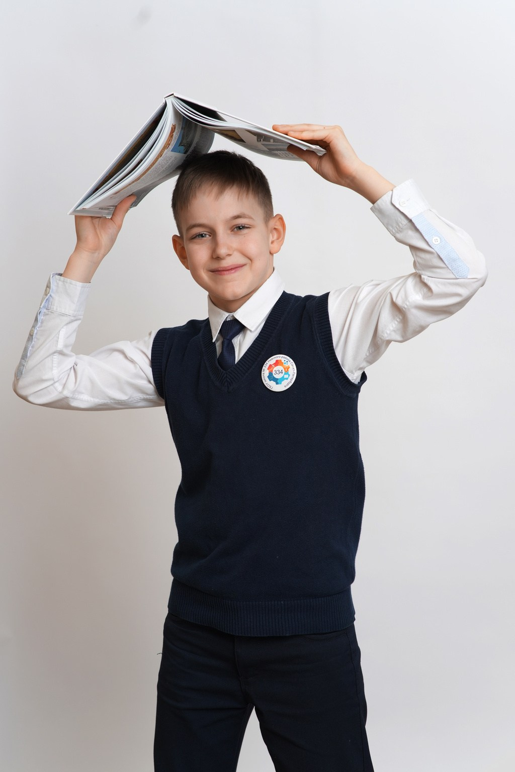 ФОТОСЕССИЯ на белом фоне с книгами. Школьная фотография в Санкт-Петербурге, выпускные альбомы, фотосессии