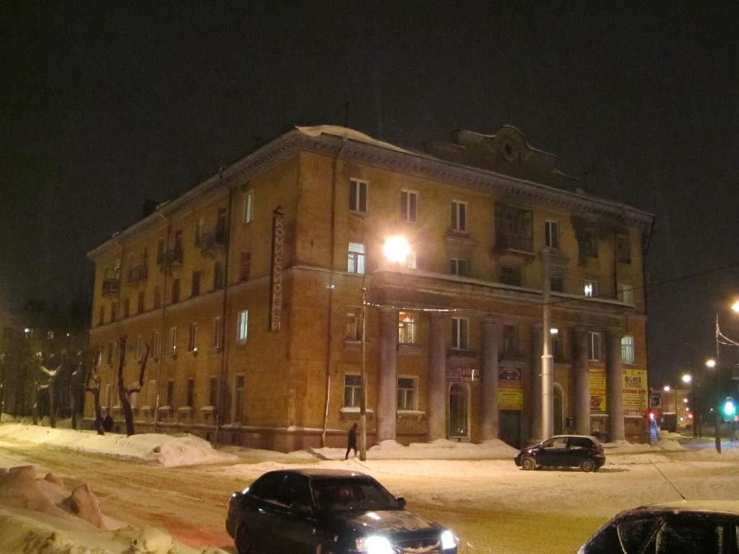 Дом с древней вывеской комиссионного магазина