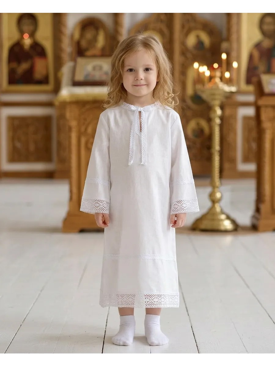 Профессиональная видеосъемка венчания и крещения в Москве: таинство в православном храме Красивая видеосъемка крещения ребенка в церкви Москвы: крупный план младенца и священника  Видеосъемка обряда венчания в храме: молодожены держат венцы над головами Услуги видеографа на крестины и венчание в Москве: эмоциональный кадр церемонии