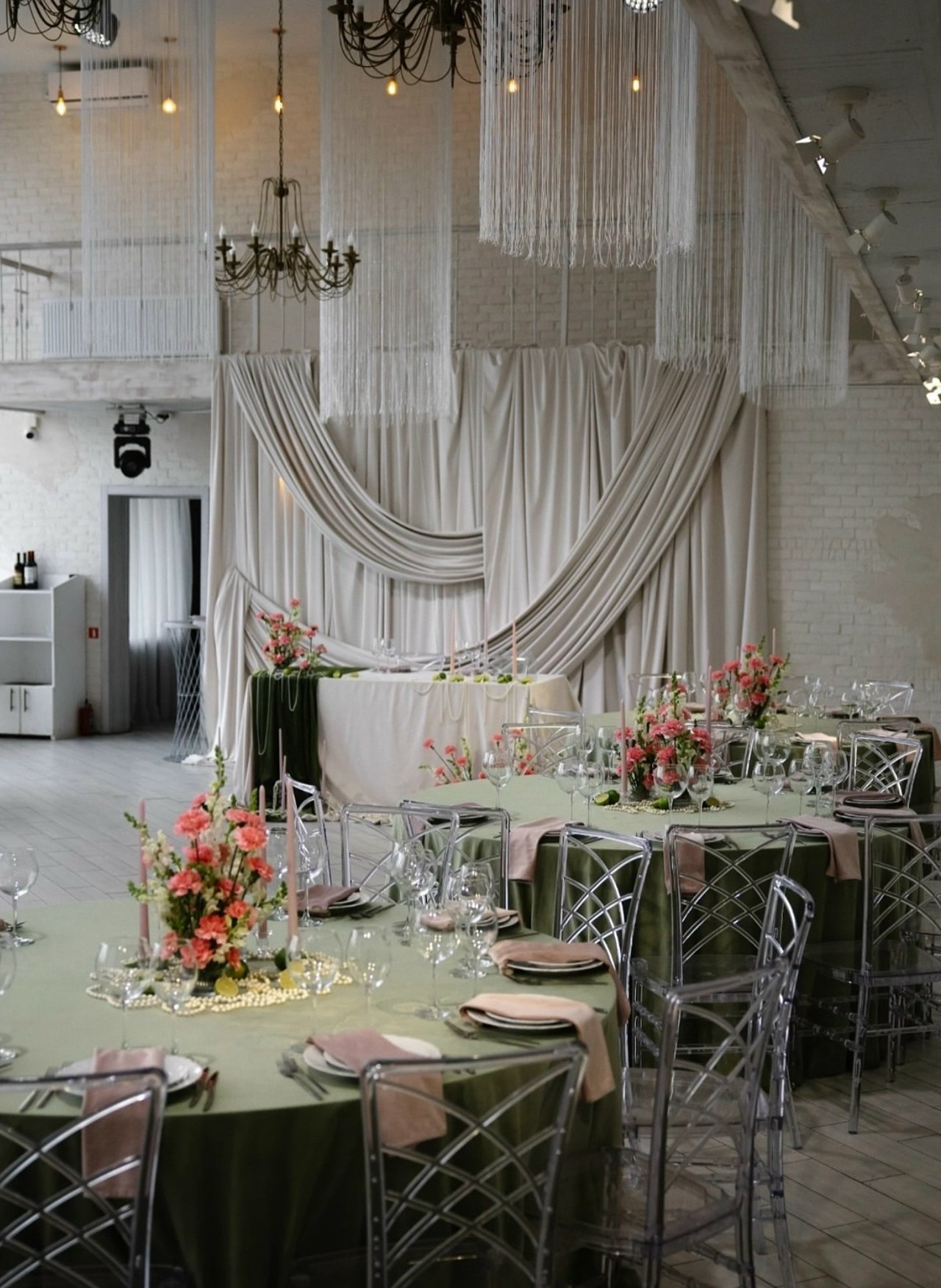 Декор Джуси роуз. Подрядчики и друзья сети свадебных площадок House for wedding