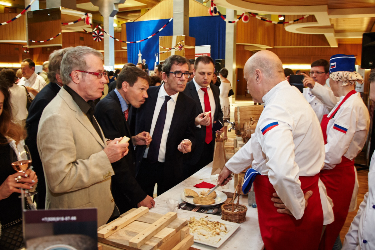 День Независимости в посольстве Франции. Фотохроника для следующих поколений