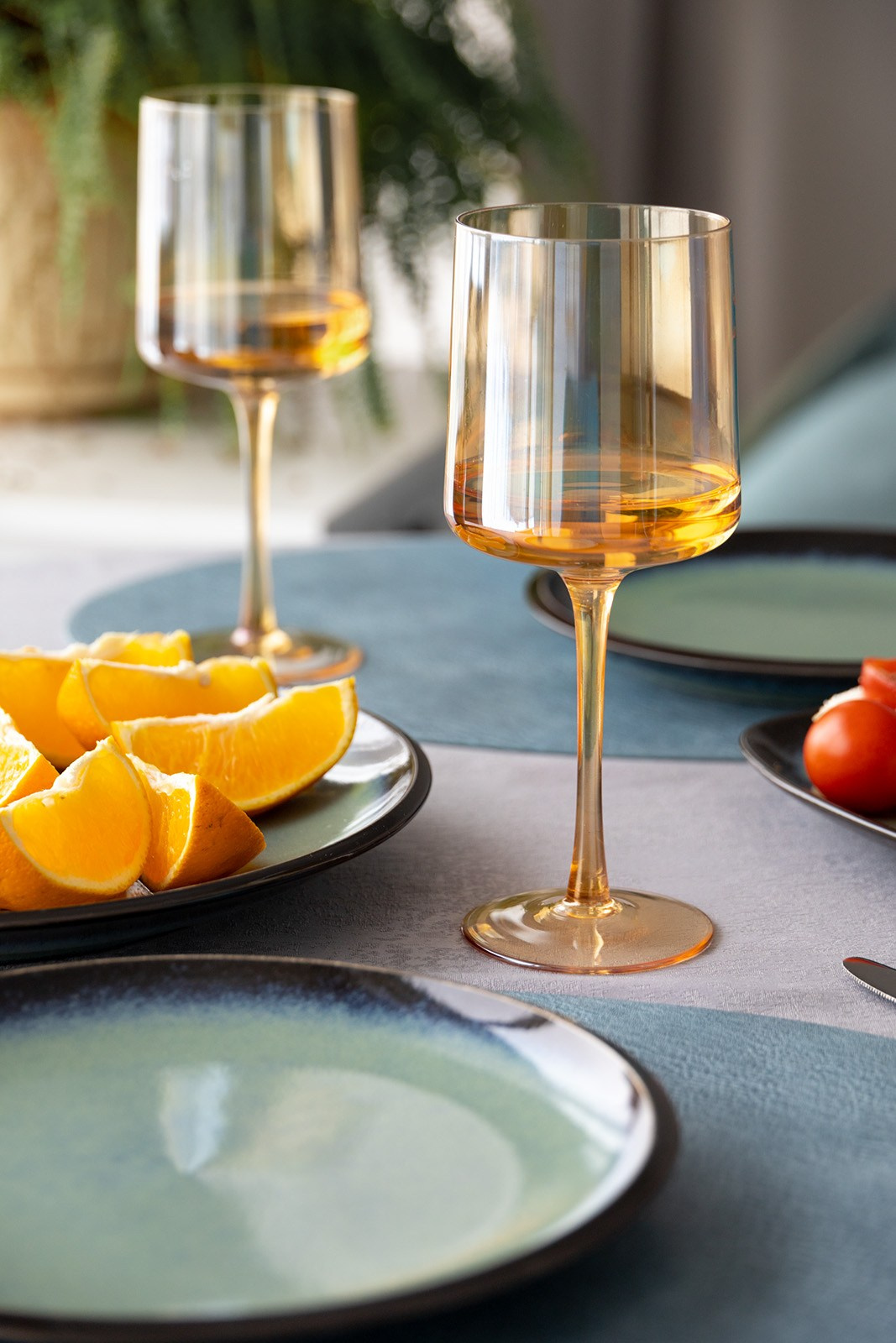 Композиция из бокалов медового оттенка на столе | Фото для сайта производителя