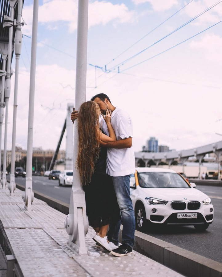 Съёмка на московском мосту — драматичные ракурсы с видом на Кремль и высотки