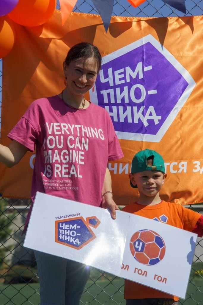 На фотографии запечатлен момент напряженной борьбы на футбольном поле . Автор фотограф: Додров. Ph: dodrov.