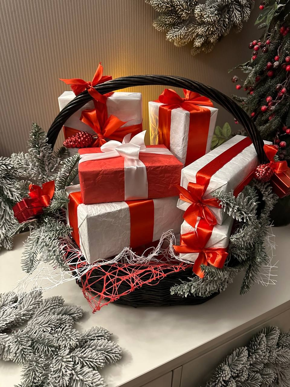 Новогодняя корзина. Студия подарочных наборов «Владия»