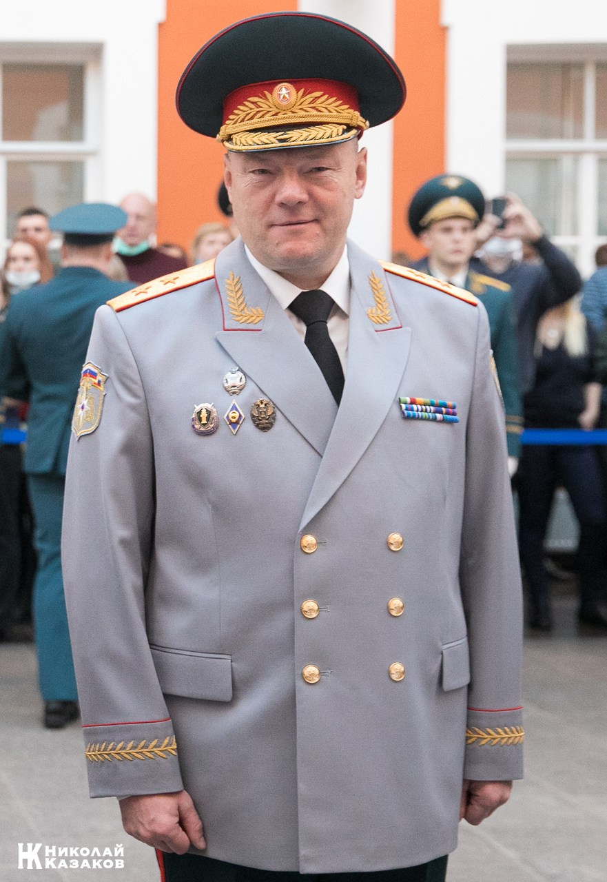  Алексей Серко во время церомонии посвящения в кадеты  учеников  кадетских классов МЧС  в  Атриуме Петропавловской крепости 