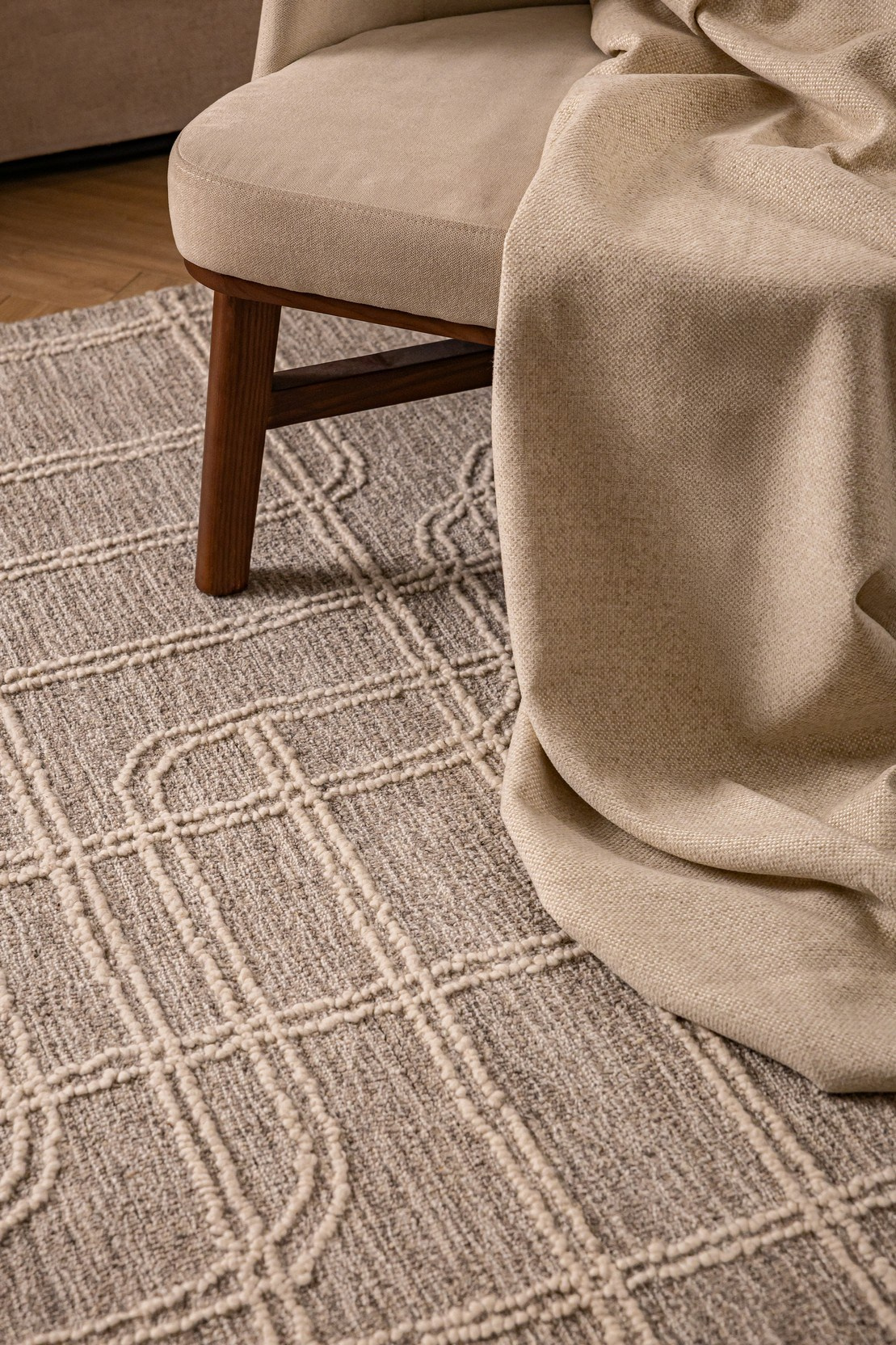 Ковры Decaro Rugs. L. Deco интерьерный салон. Краски/обои/лепной декор