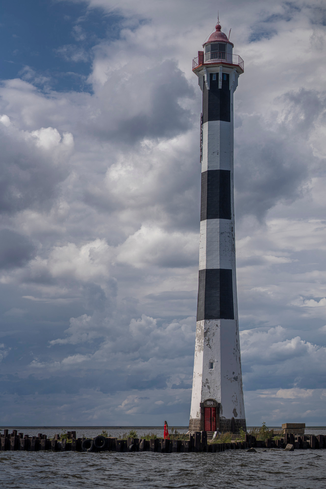 Анна и маяк. Фотограф Сергей Танков