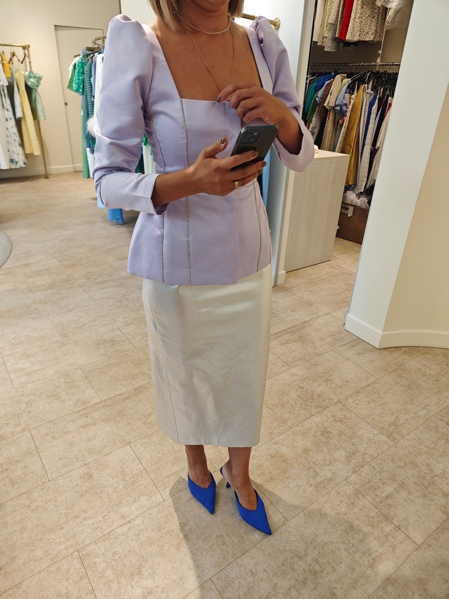 Топ с баской и металлизированная юбка - образ от стилиста