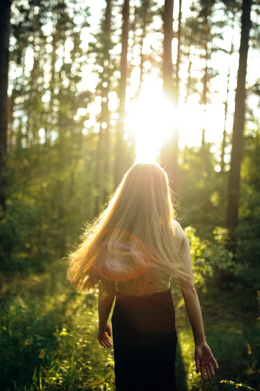 Индивидуальная съемка на природе в Гомеле: девушка на фоне озера, акцент на элегантные линии тела