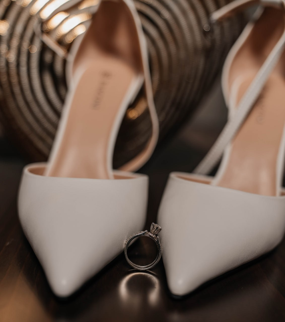 Белые туфли невесты и помолвочное кольцо