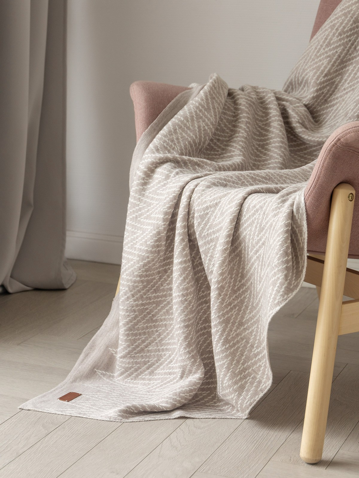 Молочный плед на кресле в интерьере | Интерьерная съемка для каталога