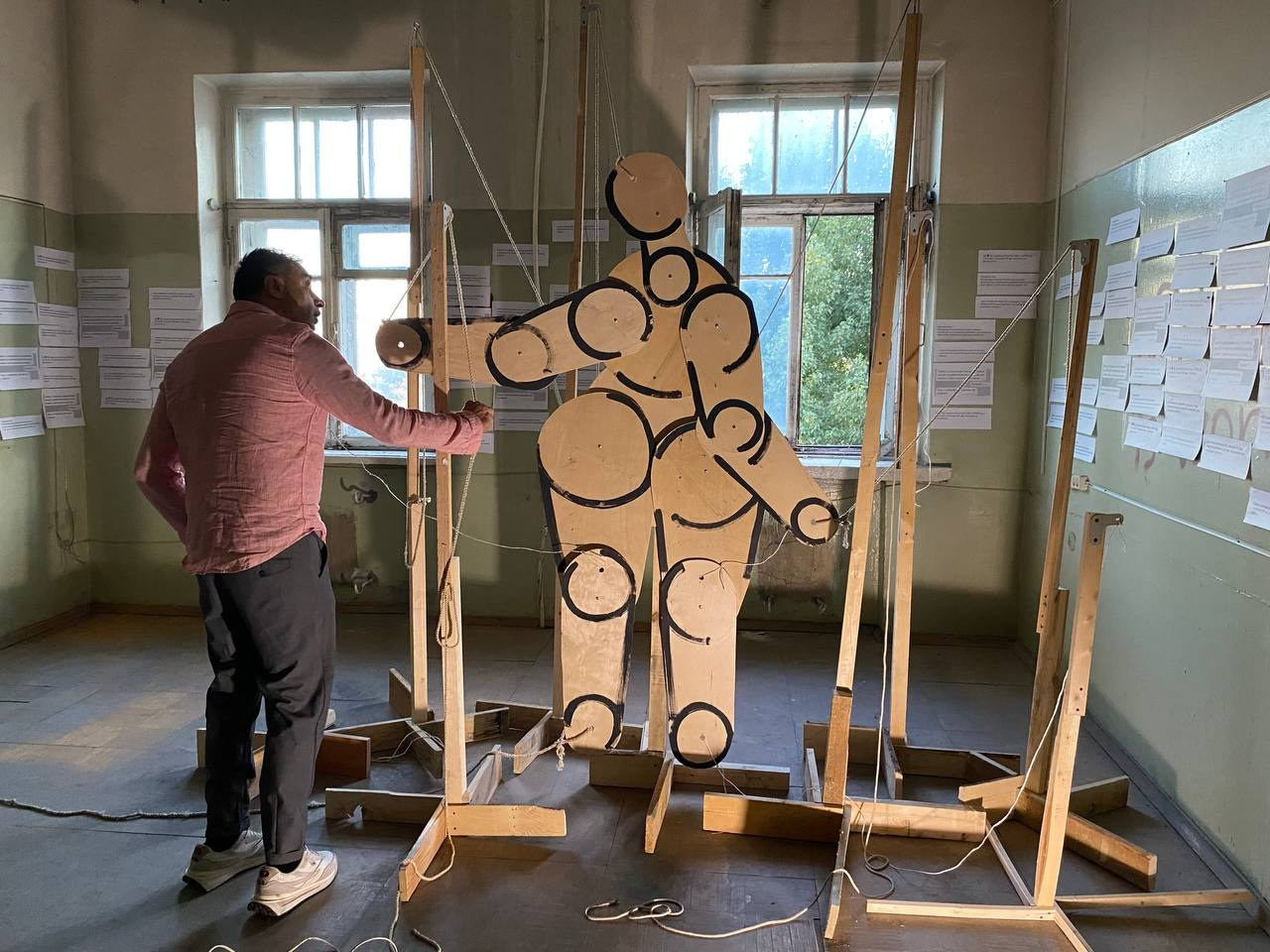 Тотальная инсталляция «Только для граждан РФ» 2024 Болотное биеннале. Лилия Ким. Междисциплинарный художник