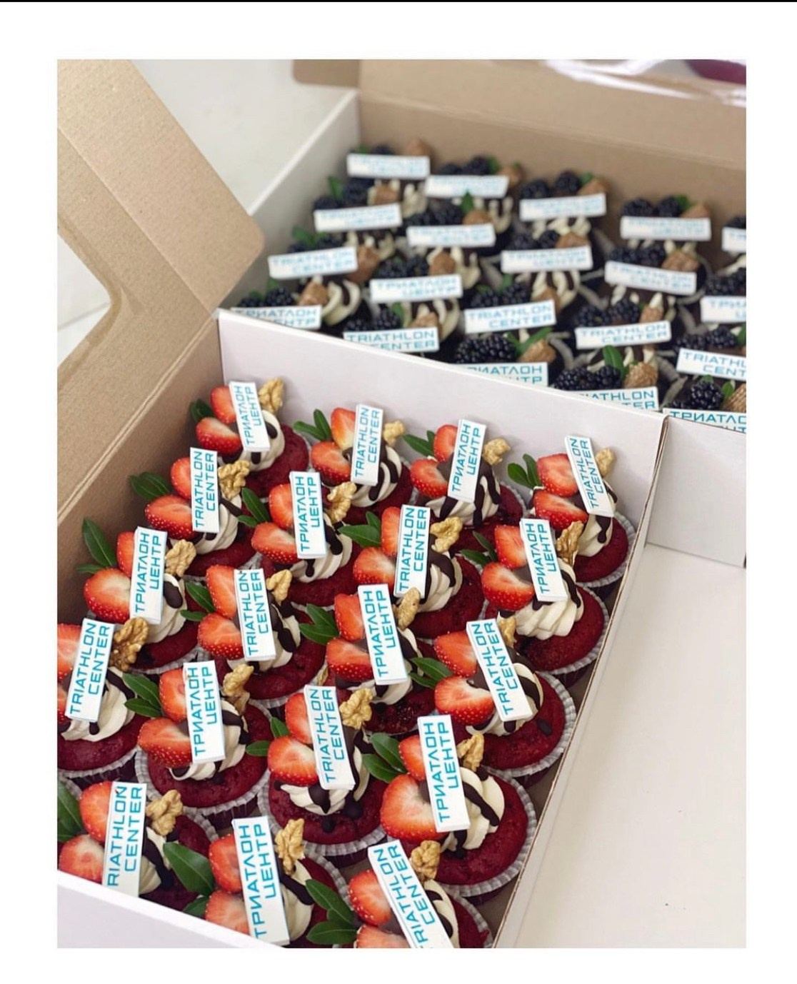 Капкейки фуршетные с логотипом. Katyasugarsugar капкейки, зефир, торты Москва