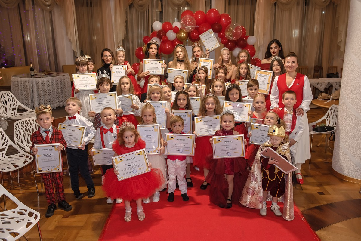 Выпускной в детской школе моделей HAPPYkids 2024. Семейный и коммерческий фотограф в Сочи Александр Бодунов