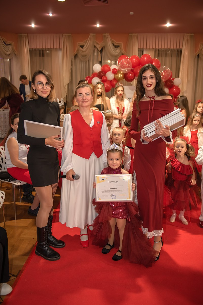 Выпускной в детской школе моделей HAPPYkids 2024. Семейный и коммерческий фотограф в Сочи Александр Бодунов