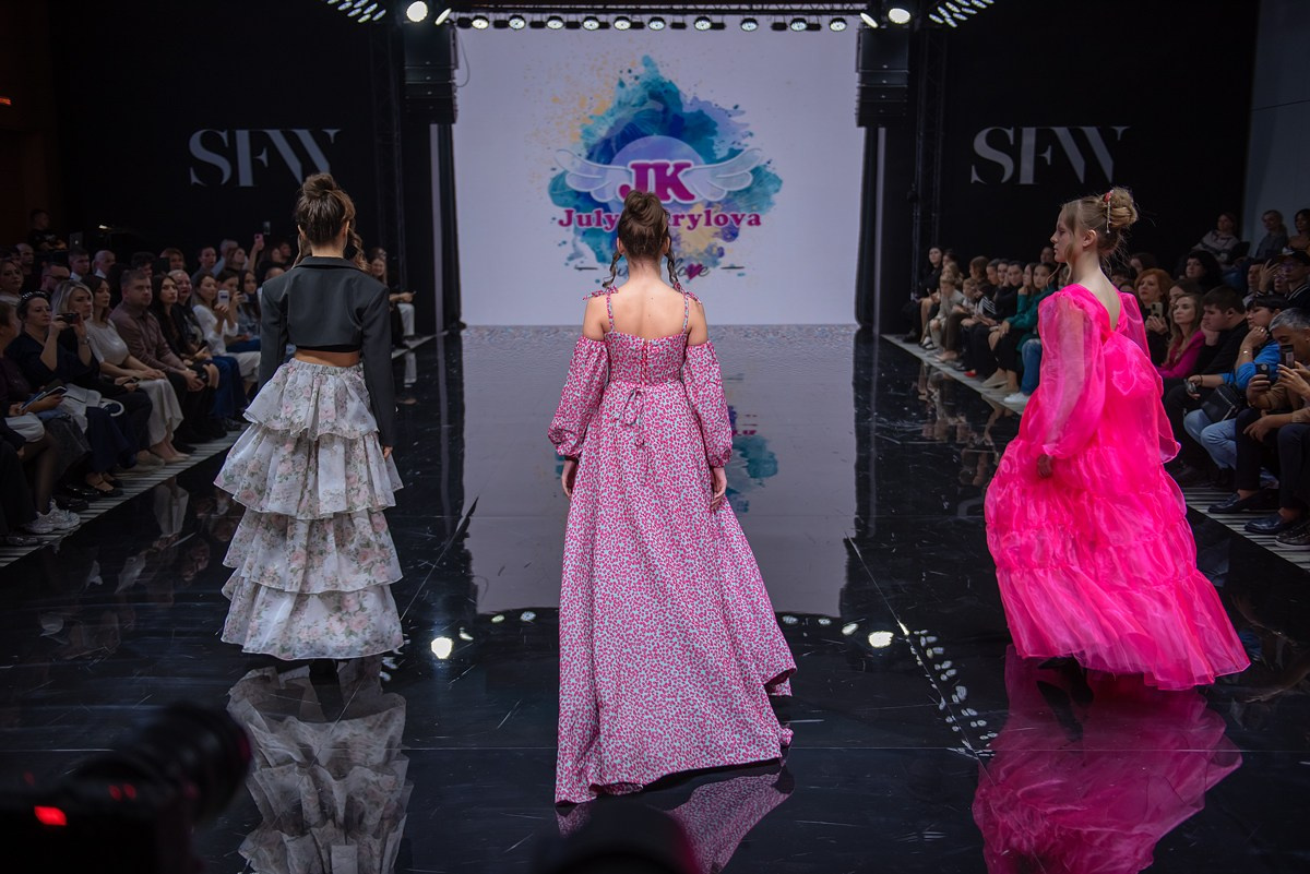 SochiFashionWeek2024 дизайнер Юлия Крылова. Семейный и коммерческий фотограф в Сочи Александр Бодунов