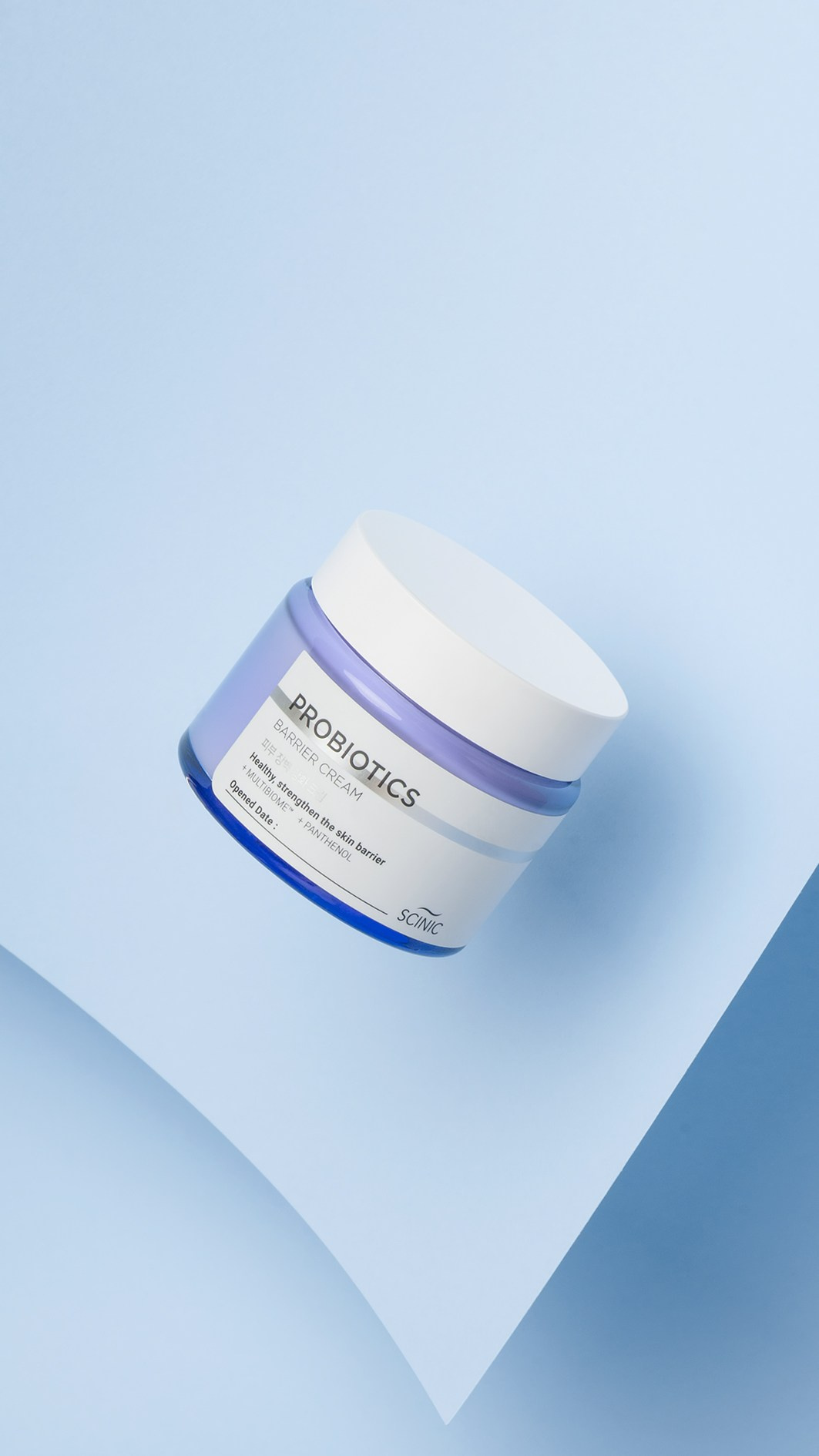 Предметная фотосъёмка косметических средств в Алматы — тюбик SCINIC на фоне в синих тонах, студийная съёмка для каталога и рекламы.