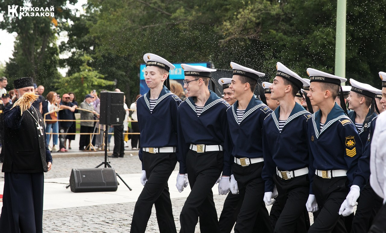 Священик благословляет святой водой кадетов  морского кадетского военного корпуса во время марша  по Якорной площади 