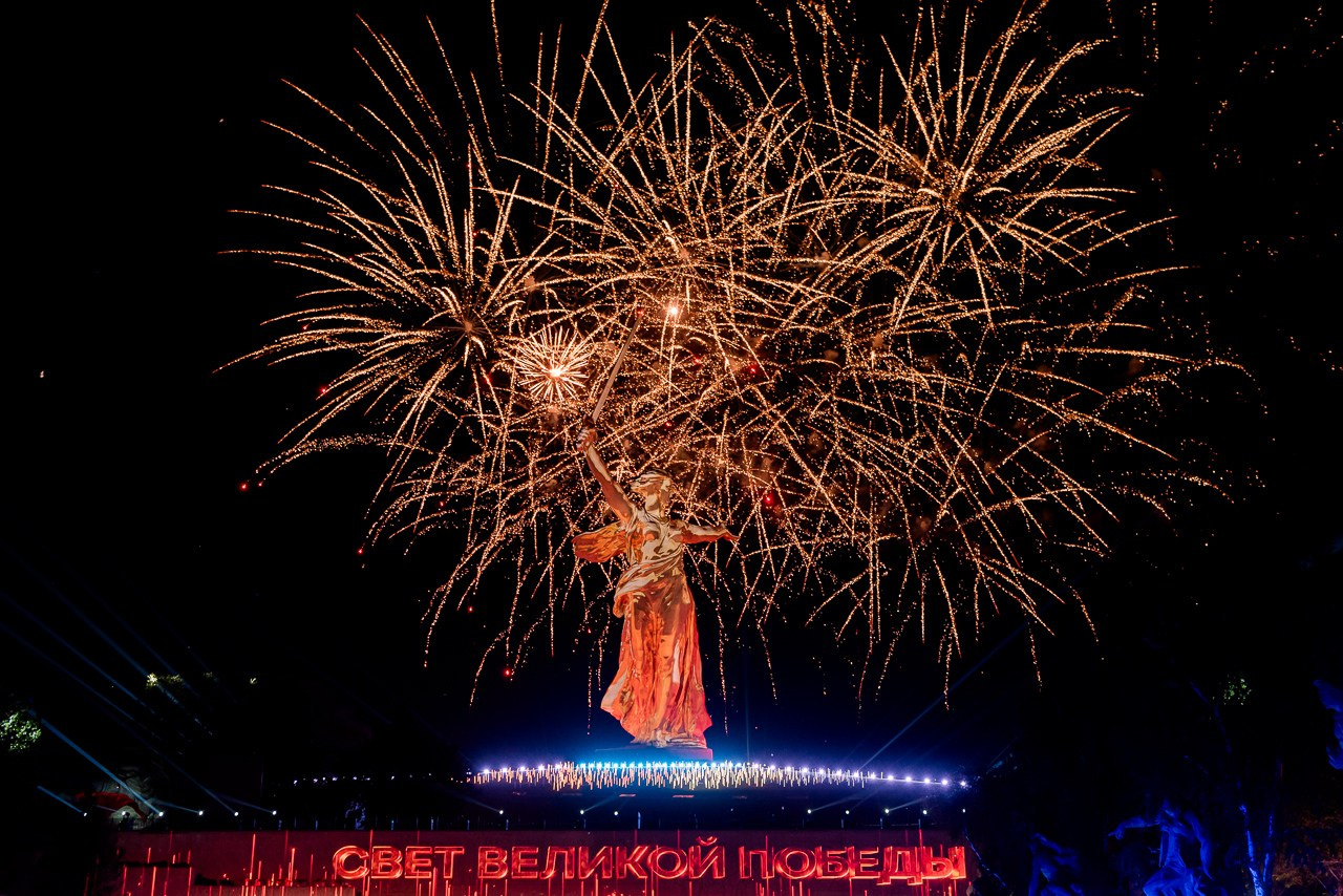 Свет Великой Победы. Волгоград, Мамаев Курган, 2025 г. 7 мая, в честь праздника 9 мая