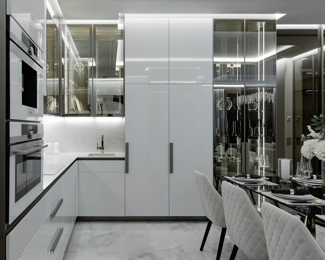 Кухонная зона с белыми фасадами и стеклянными шкафами — проект Валерии Котович