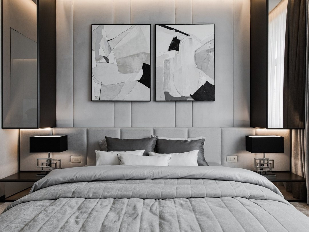 Современная спальня с мягкой серой панелью и абстрактным настенным декором | Дизайнер Валерия Котович