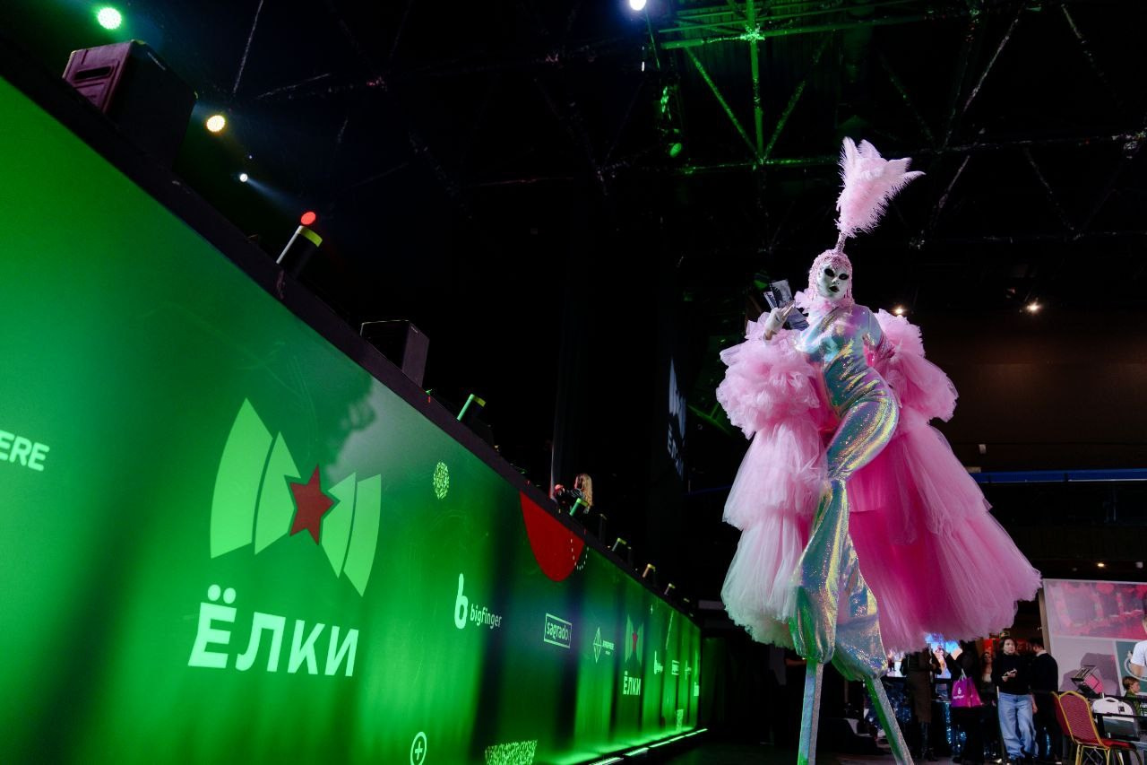 Лиса в Лесу на ивент-выставке ЁЛКИ 2025. Мимы и Ходулисты на встречу гостей. Москва