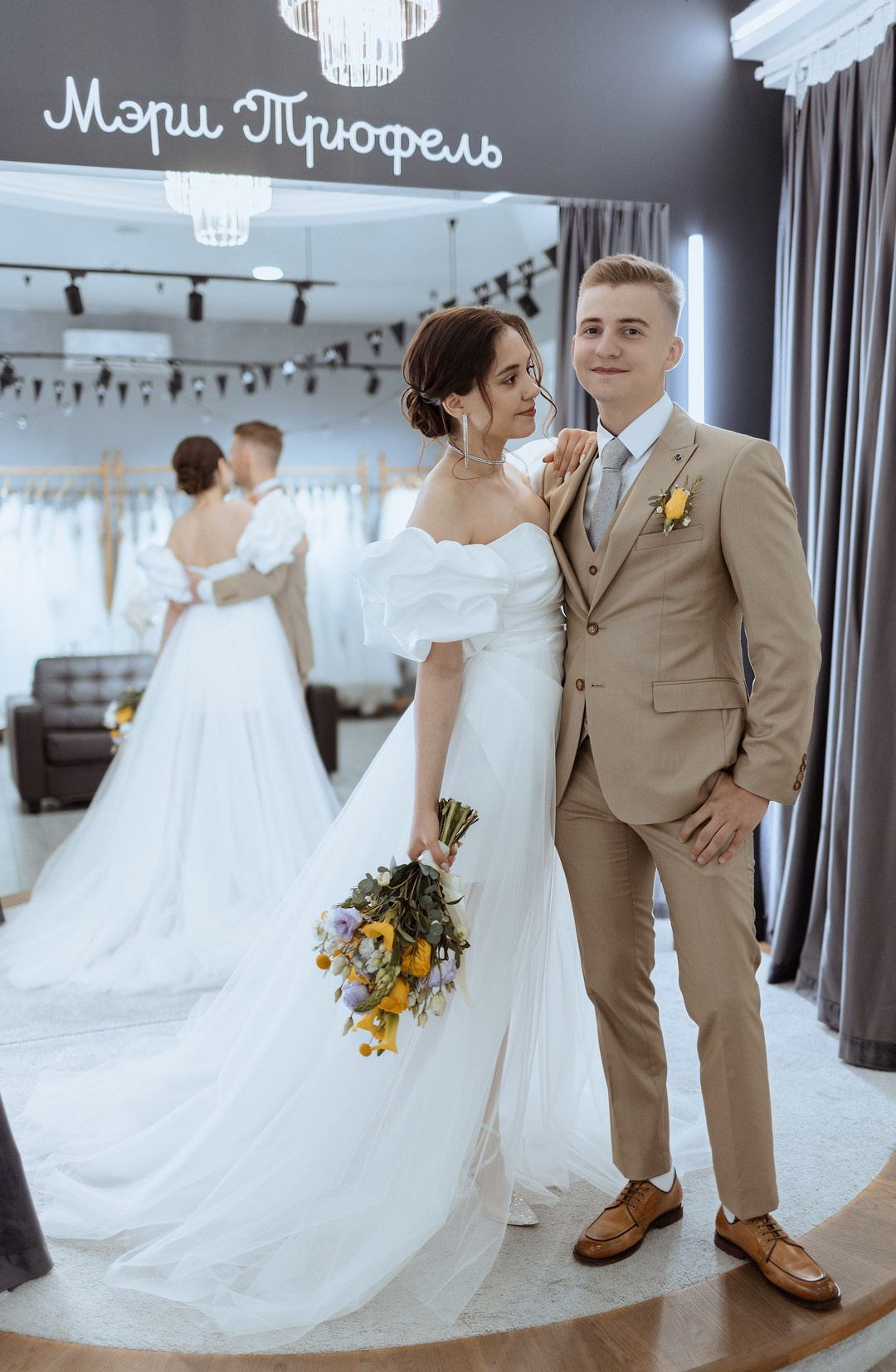  Свадебная фотосессия с видом на Ярославскую областную Думу