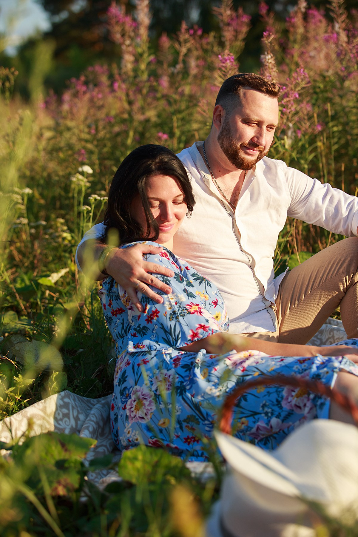 Фотосессия лавстори lovestory на годовщину свадьбы романтическая пара влюблённых в после цветов иван-чай. Семейный и детский фотограф в Москве Мария Быкова