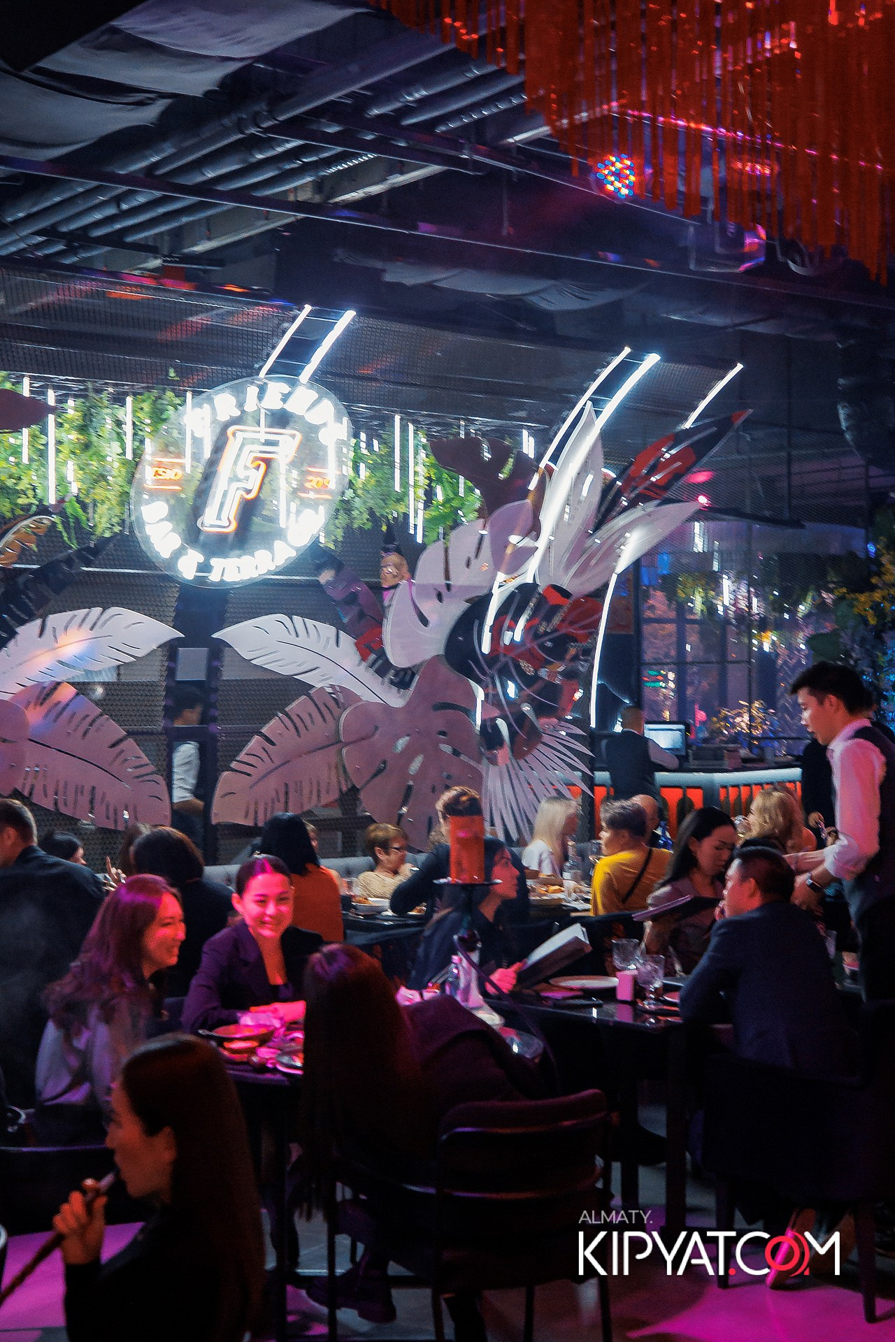 FRIENDS BAR & TERRACE. КИПЯТКОМ АЛМАТЫ! Фотосъемка мероприятий в Алматы