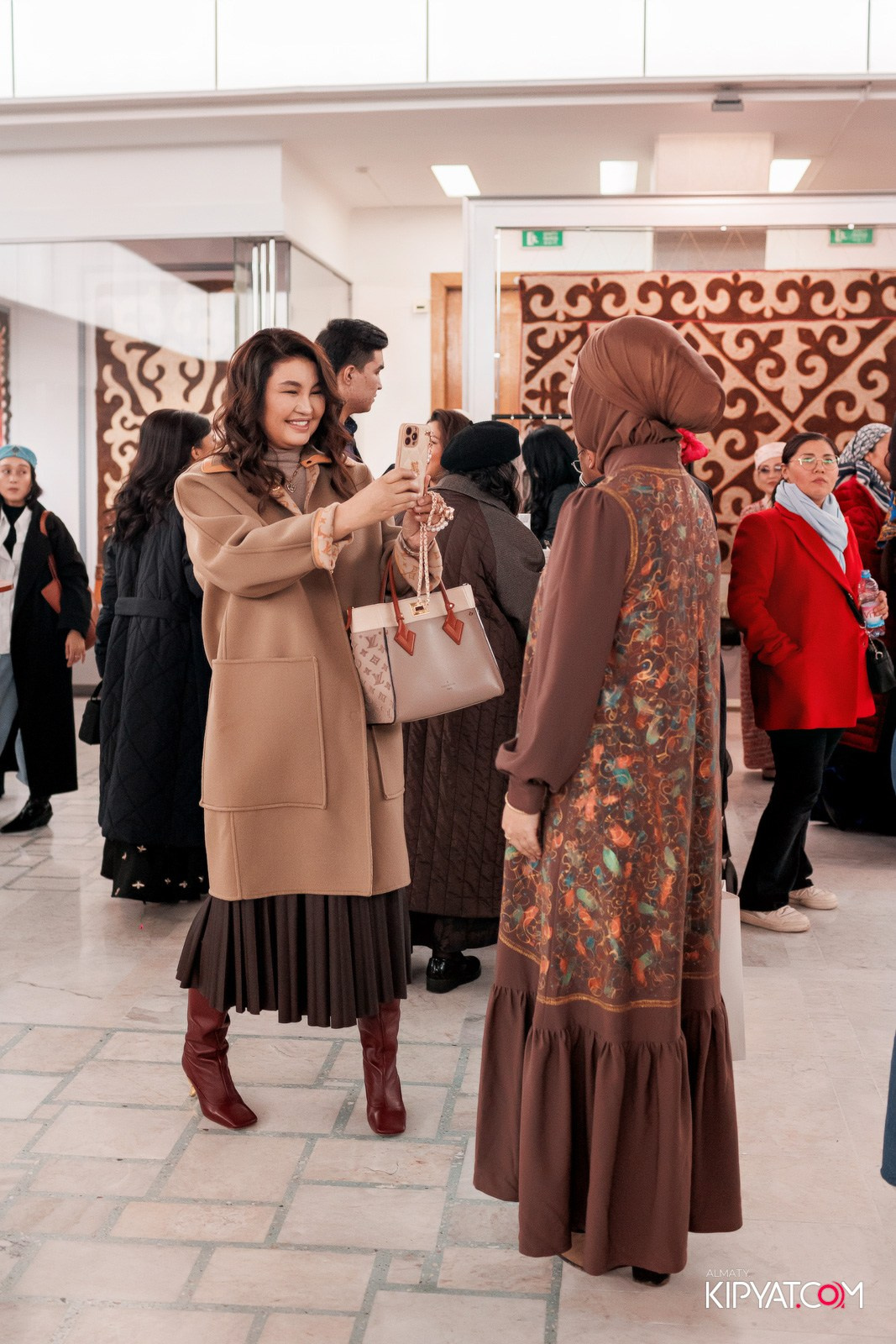 FASHION ПОКАЗ, КАЗАХСКОЙ НАЦИОНАЛЬНОЙ ОДЕЖДЫ. КИПЯТКОМ АЛМАТЫ!