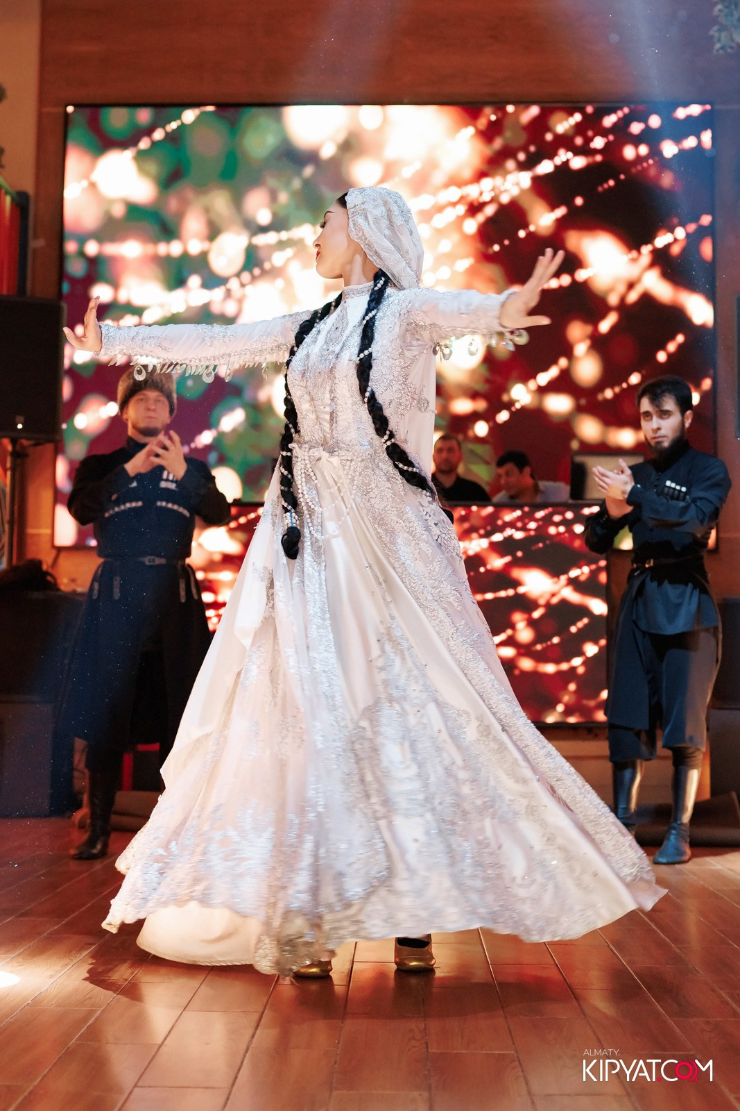 ГРУЗИНСКИЙ ДВОР НА КАБАНБАЙ БАТЫРА. КИПЯТКОМ АЛМАТЫ!