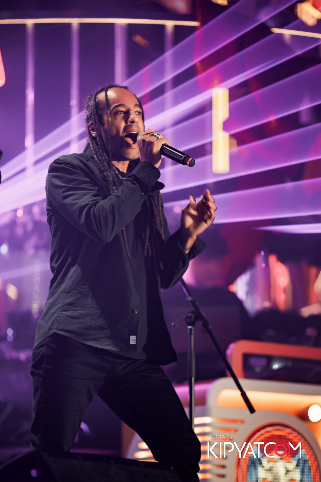 SANTA BARBARA — ПИТ ДЖЕЙСОН (ГР. ПРЕМЬЕР-МИНИСТР) И ИЛЬЯ ЗУДИН (ГР. ДИНАМИТ) НА ПРЕДНОВОГОДНЕЙ ВЕЧЕРИНКЕ. КИПЯТКОМ АЛМАТЫ!