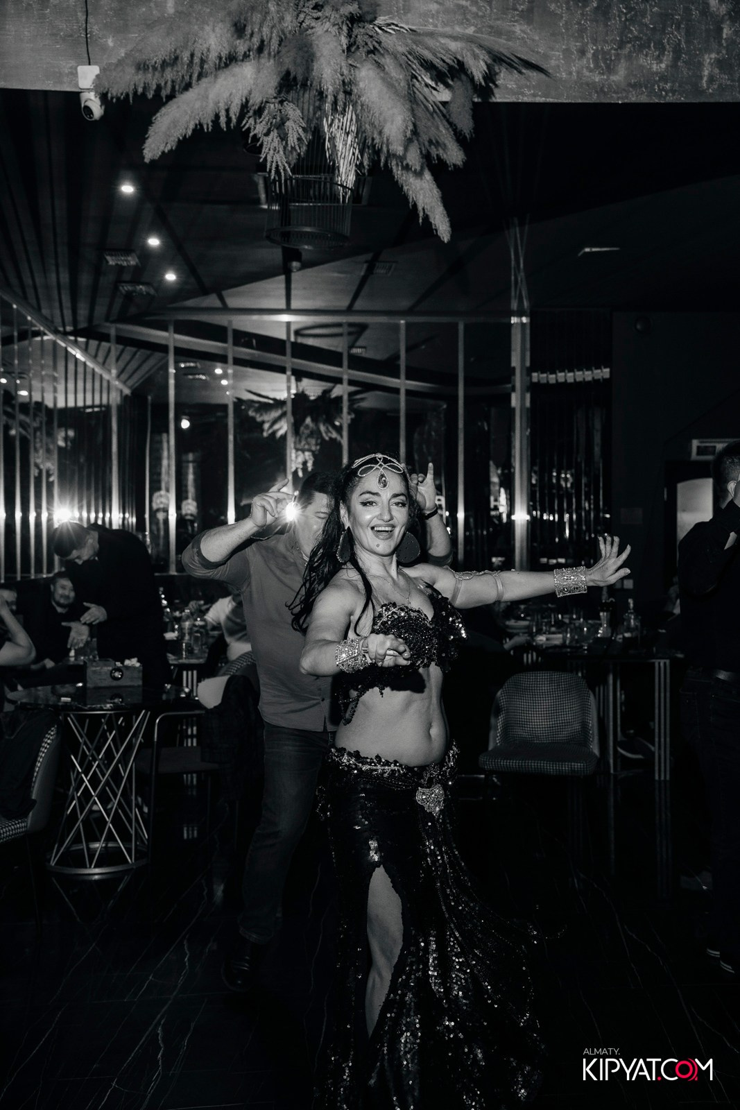 БАР ПАНАЕХАЛИ НА ТОЛЕ БИ. КИПЯТКОМ АЛМАТЫ!