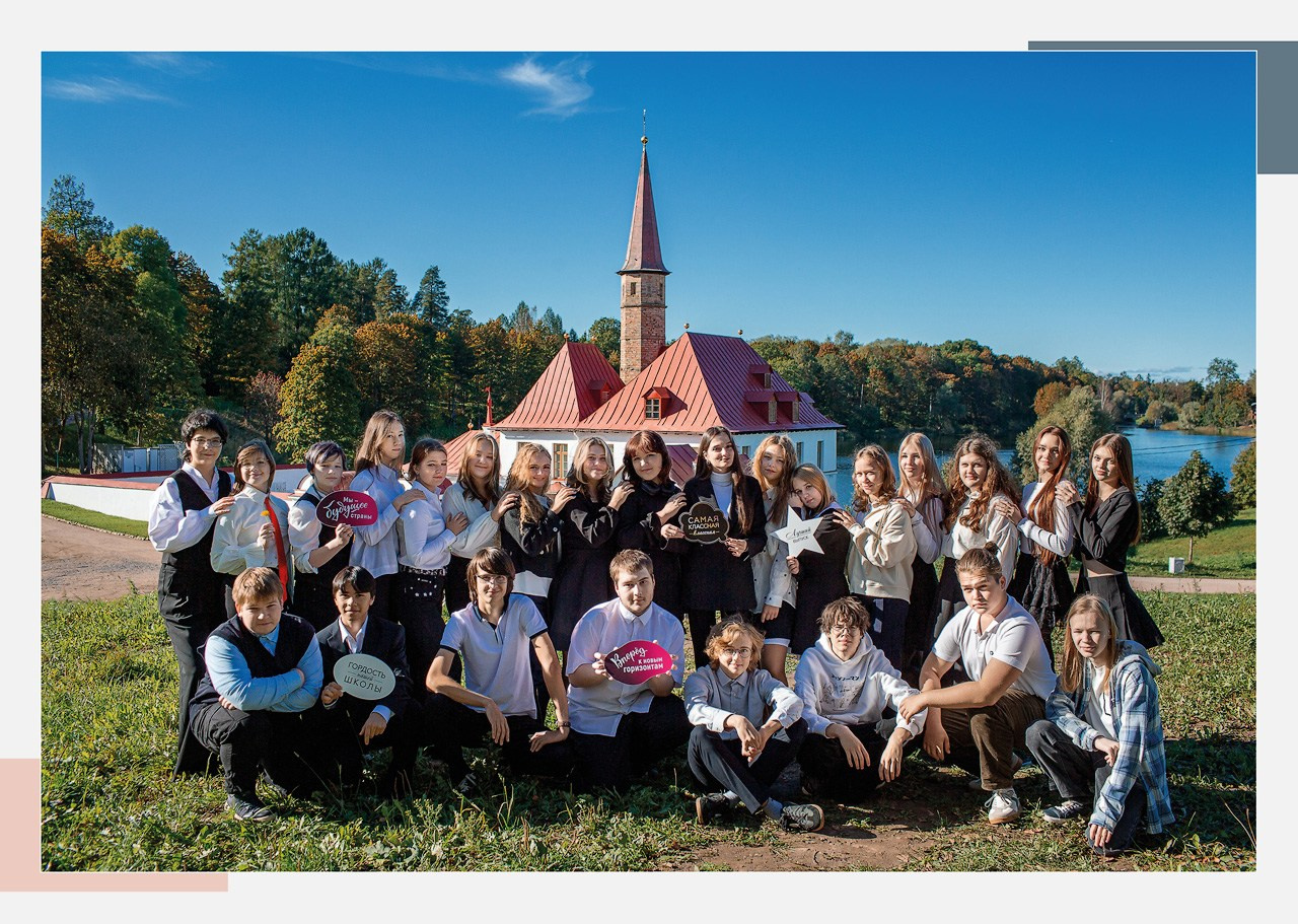 Выпускной класс на фотосъёмке в парке Гатчины