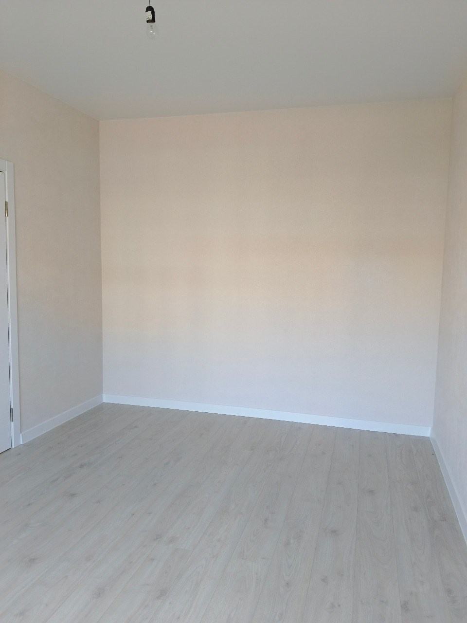 Кейс2: Получили ключи от квартиры. Задача была обставить для аренды посуточно. Учли все пожелания и сделали всё в короткий срок и квартира стала быстро приносить прибыль. Получилась очень стильная и уютная квартира, в которую точно захочется вернуться. 