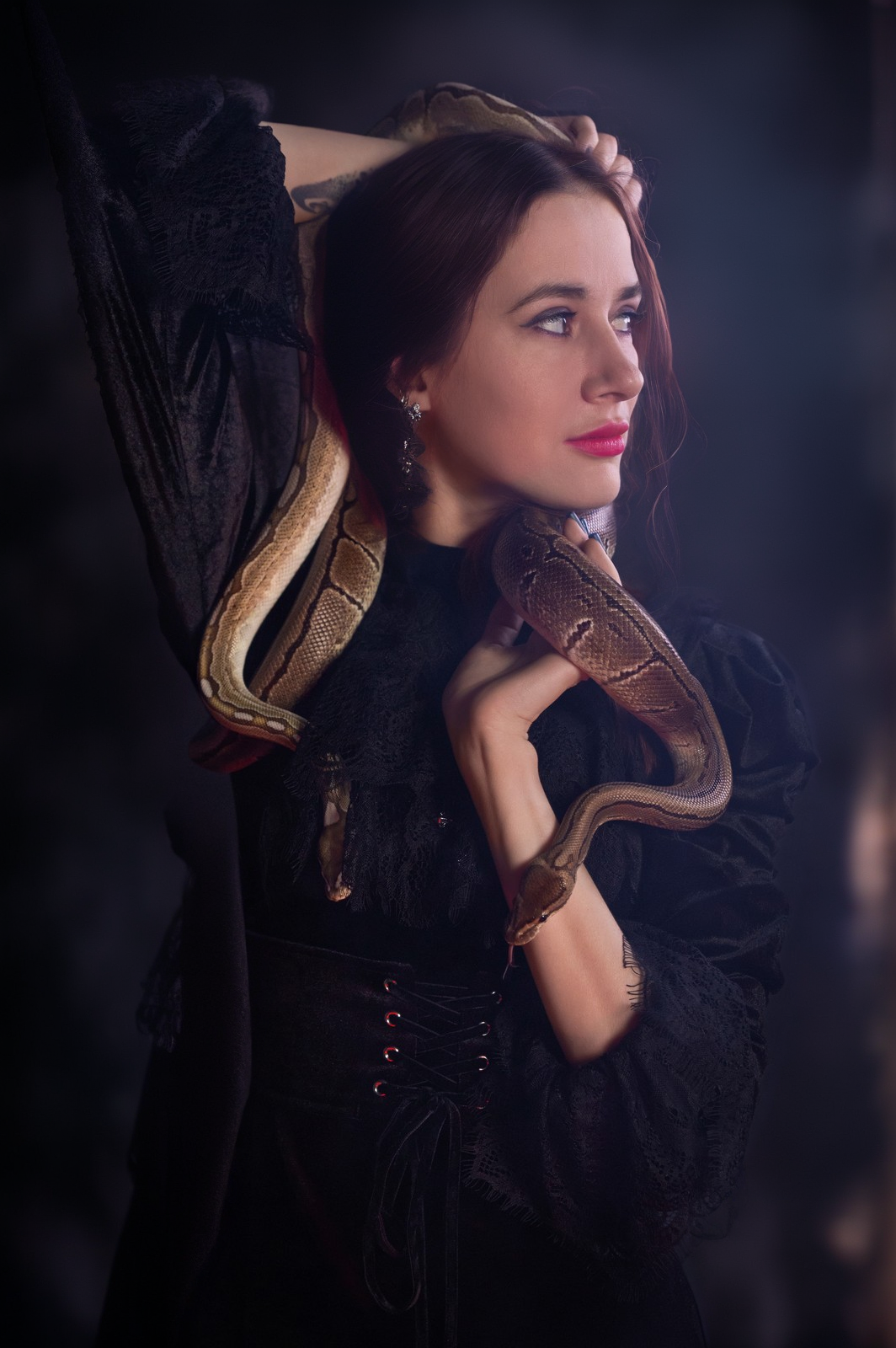 готическая фотосессия ведьмы со змеями, спиритическая доска, черепа