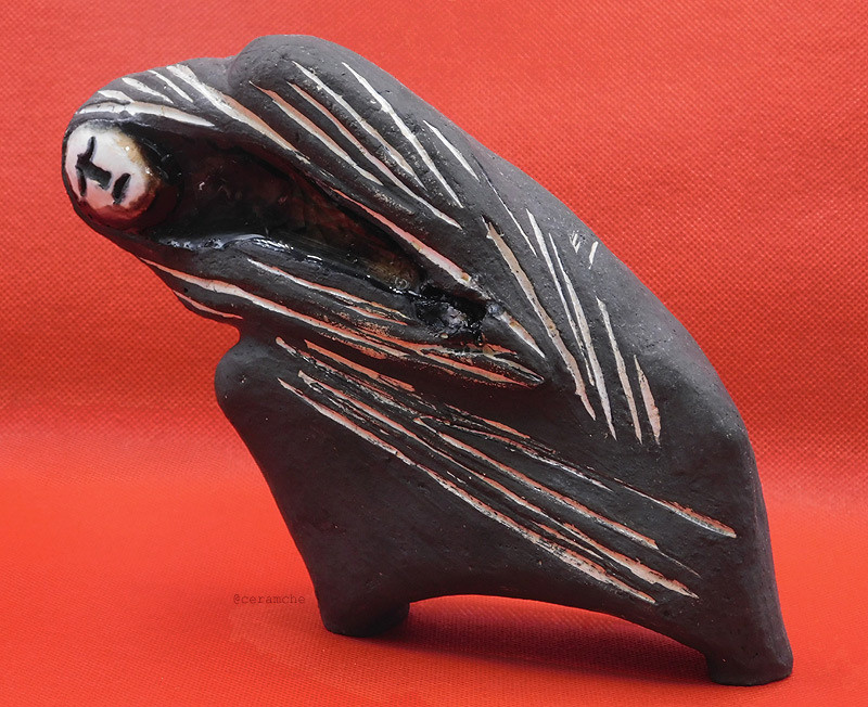 Керамическая скульптура из шамота с добавлением стекла Терпение, создана в 2018 году. Авторская керамика, ручная работа, высокий обжиг. Работа создана по мотивам танцевальной постановки Марты Грэм Lamentation (Плач) на фортепианную пьесу Золтана Кодая 1910 года. 