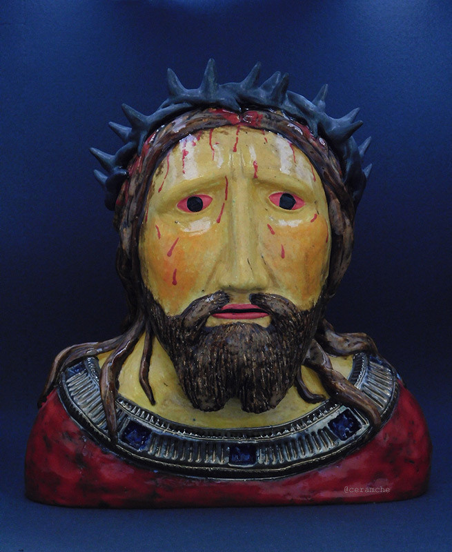 Авторская керамическая скульптура Иисуса Христа в терновом венце по мотивам классических иконографических изображений Христа. 