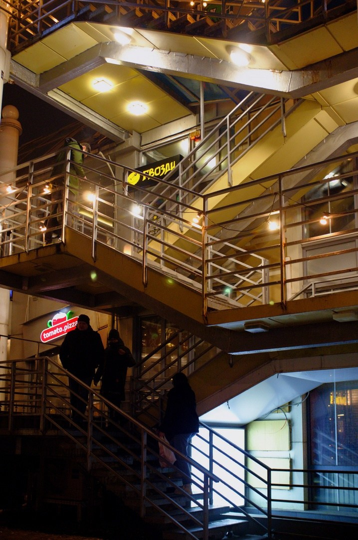 Внутри витрин / Inside the storefronts. Руслан Шувалов (поэтограф)