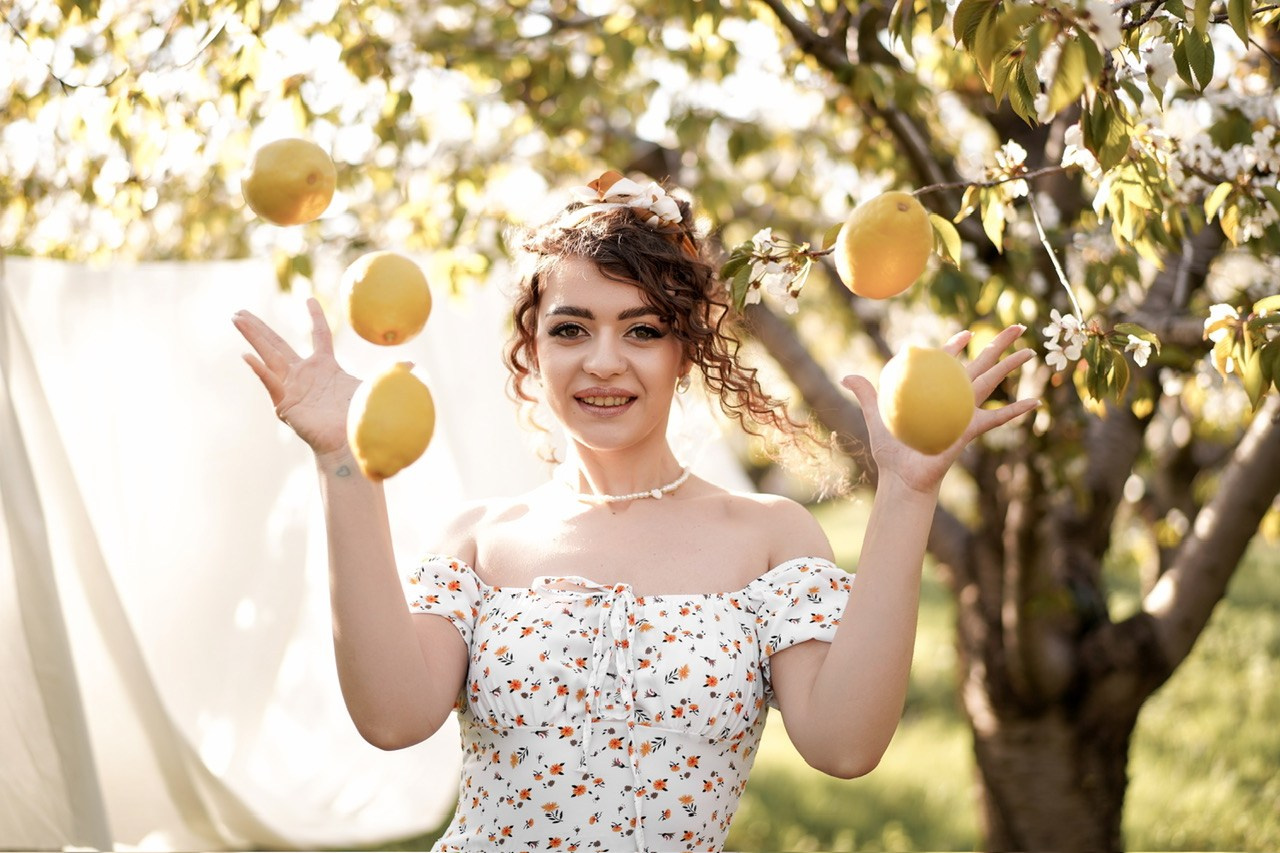 Девушка с лимонами. Свадебный фотограф в Ростове-на-Дону. Таинство Крещения и Венчания, семейные фотосессии. Алёна Чёботова